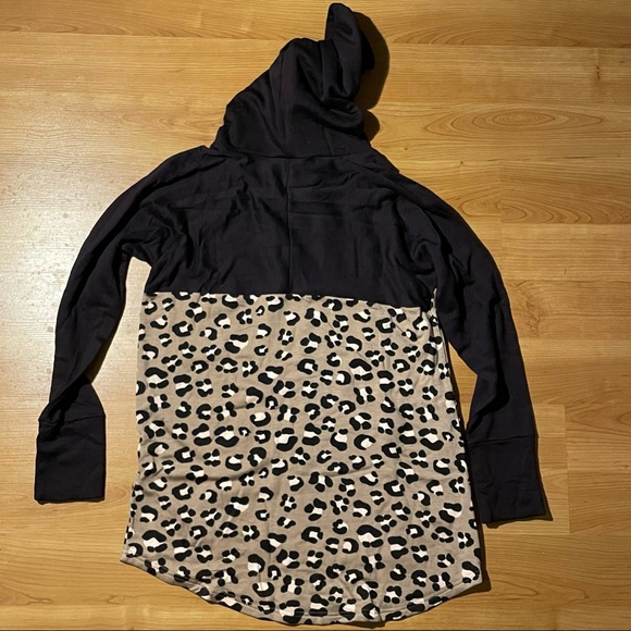 M Leopard Print & black Lularoe Amber Hoodie NWT - Picture 2 of 7